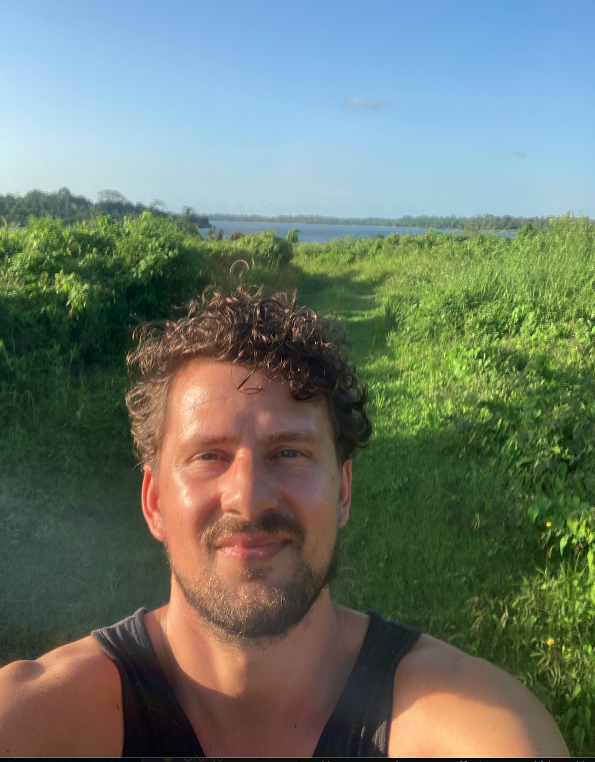 Erik ontspannen in de natuur, helder en vrij